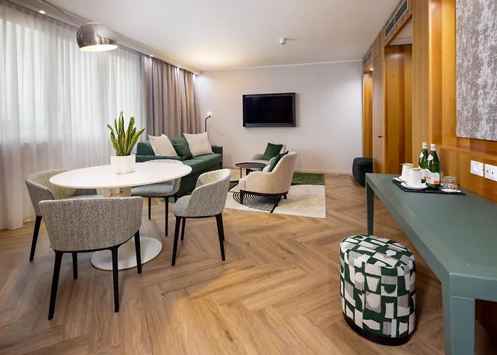 Crowne Plaza By Ihg فندق