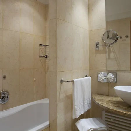 Crowne Plaza By Ihg מלון