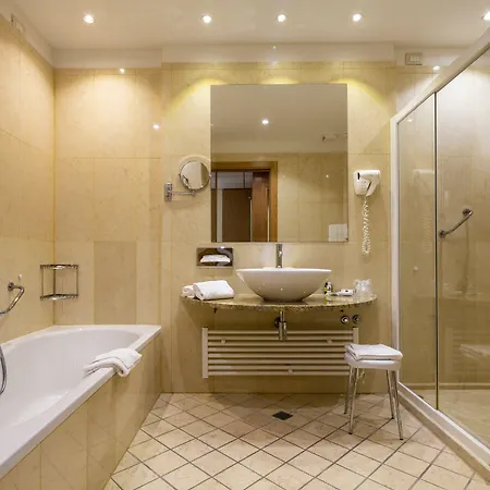 Crowne Plaza By Ihg Hotel 4*