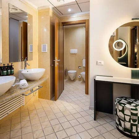 ホテル クラウン プラザ 4*