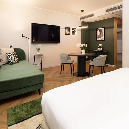 ホテル クラウン プラザ 4*